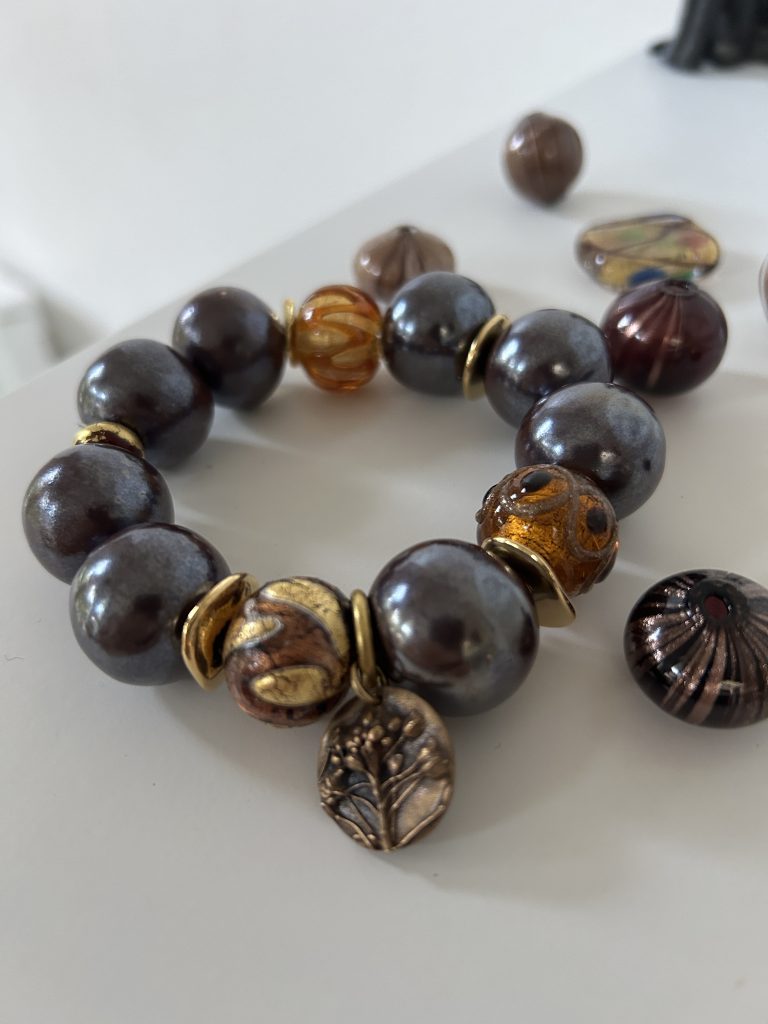Des perles de Murano dorée à l'aventurine et des perles en céramique cuivrée